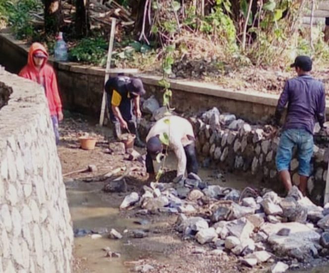 
					Kurangnya Pengawasan, Pekerjaan Proyek Peningkatan Jaringan Irigasi tidak Memakai APD yang Lengkap