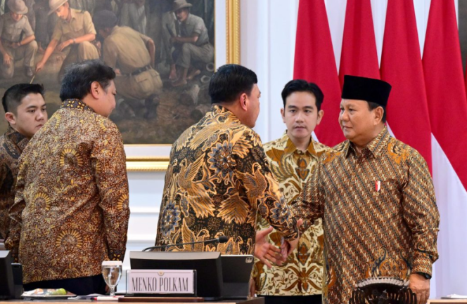 
					Ket photo: Presiden Prabowo Subianto menyapa para menteri Kabinet Merah Putih sebelum memimpin Sidang Kabinet Paripurna perdana di Ruang Sidang Kabinet, Jakarta, pada Rabu, 23 Oktober 2024. Foto: BPMI Setpres/Muchlis Jr.