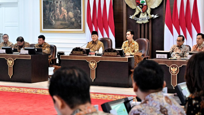 
					Ket photo: Presiden Prabowo Subianto memimpin Sidang Kabinet Paripurna perdana dengan para menteri Kabinet Merah Putih yang digelar di Ruang Sidang Kabinet, Jakarta, pada Rabu, 23 Oktober 2024. Foto: BPMI Setpres/Vico.
