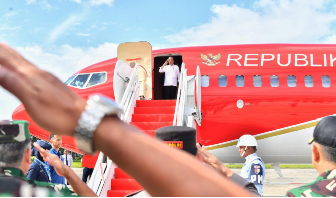 
					Ket foto: Presiden Joko Widodo melanjutkan kegiatan kunjungan kerjanya dengan bertolak menuju Provinsi Sumatra Utara, pada Selasa, 15 Oktober 2024. Foto: BPMI Setpres/Vico.