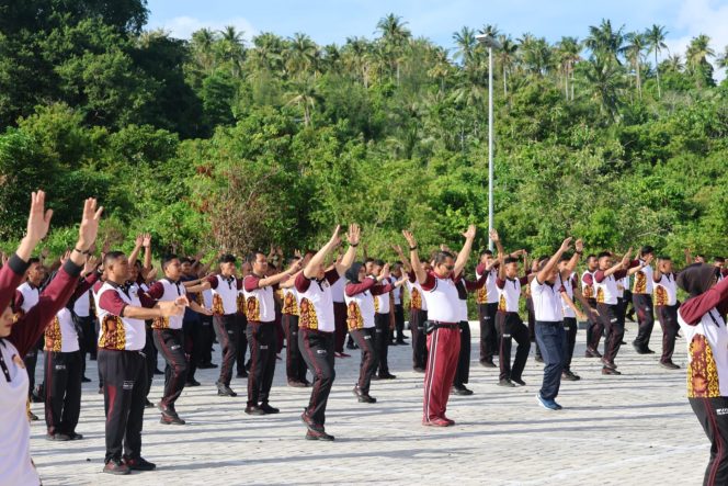
					Foto: Para pejabatnya Polri dan TNI melakukan olahraga bersama, Jumat (01/11/2024).