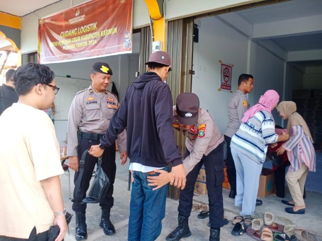 
					Polres Karimun Awasi Proses Pelipatan Surat Suara Pilkada Serentak 2024