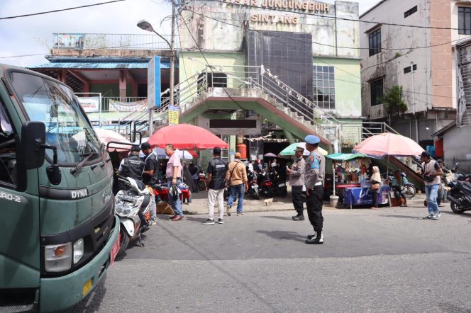 
					Polres Sintang Dampingi Penertiban APK Paslon oleh Bawaslu Sintang