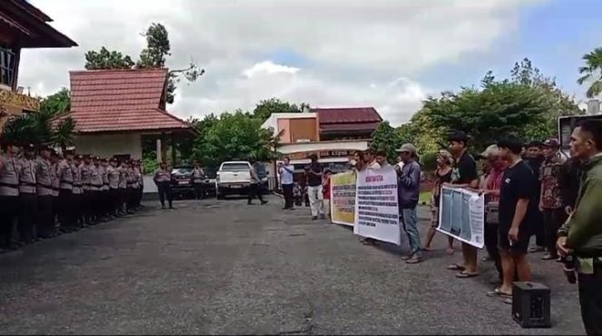 
					Warga Desa Sungai Raya Demo di Kantor Bupati Sintang, Berhentikan Kades Korupsi