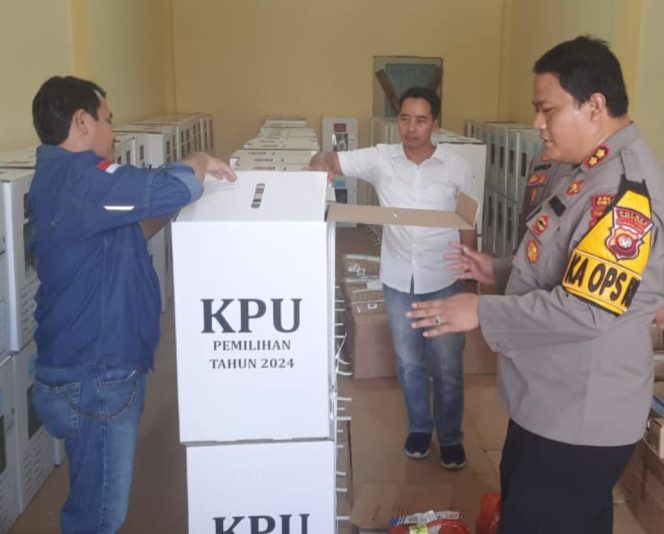 
					Pastikan Keamanan Logistik Jelang Tahapan Pemungutan Suara, Kapolres Sintang Cek Gudang Logistik