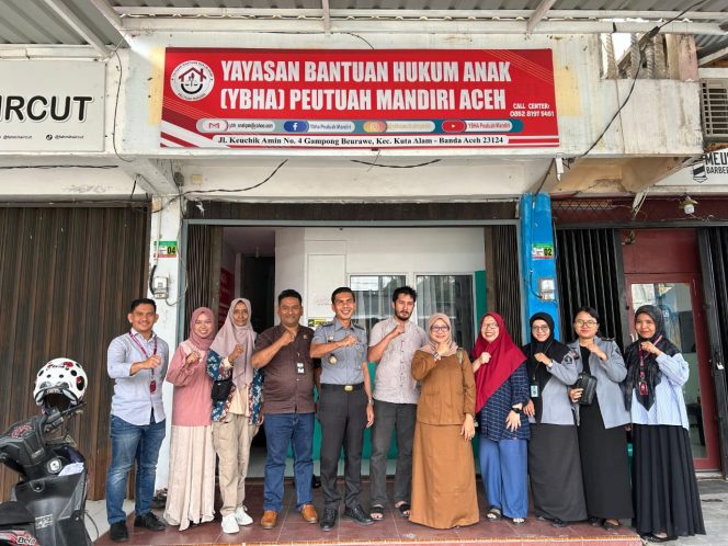
					Foto: Para pengurus YBHA Peutuah Mandiri.