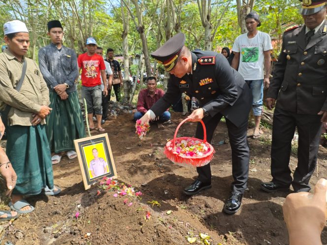 
					Foto: Kapolres Sabang AKBP Erwan, S.H., M.H., menabur bunga di makam almarhum Bripka Ansy'ari, S.H., di pemakaman umum Gampong Balohan. 