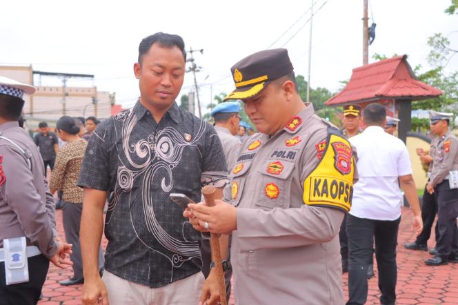 
					Antisipasi Praktik Judi Online di Lingkungan Polri, Kapolres Sintang Cek Ponsel Anggota