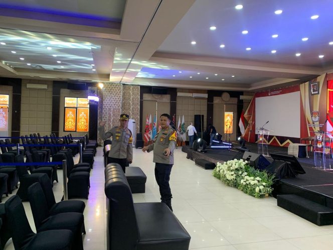 
					Pengamanan Debat Calon Bupati dan Wakil Bupati, Polres Sintang Kerahkan 328 Personel Gabungan