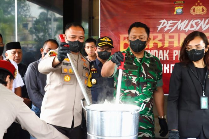 
					Polres Karimun Musnahkan Barang Bukti Narkotika Jenis Sabu 9.450,12 Gram dan Pil Ekstasi