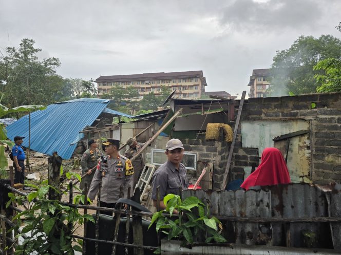 
					Berantas Peredaran Narkoba di Batam, Ditresnarkoba Polda Kepri Bersama Instansi Terkait Lakukan Pembongkaran Lima Rumah Liar