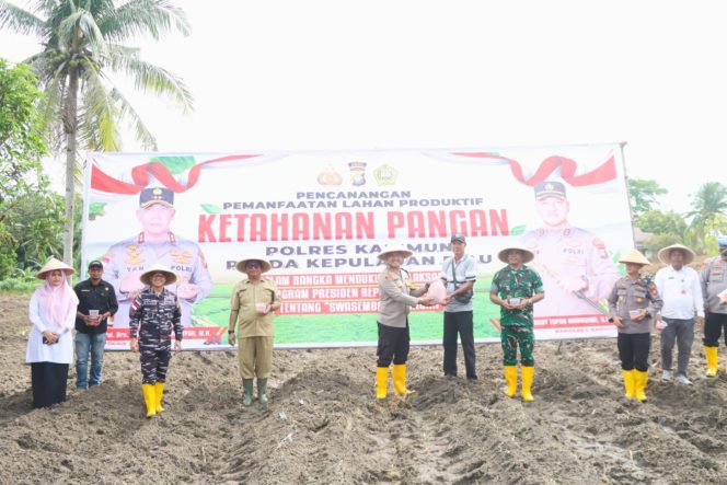
					Polres Karimun Bersama Forkopimda Bagikan Bibit Jagung dan Pupuk Kepada Kelompok Tani di Karimun