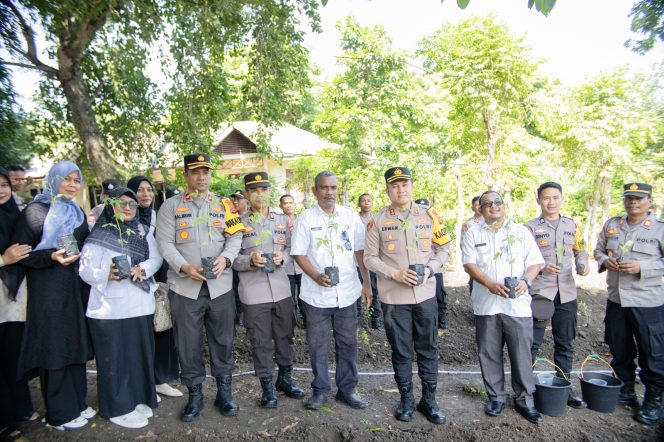 
					Foto: Kapolres Sabang didampingi Kadistan dan Pangan berposr bersama pejabat dan perwira.