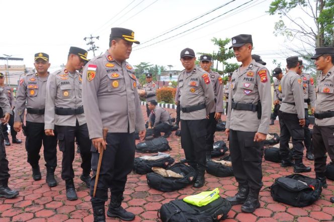 
					Kapolres Sintang Cek Kelengkapan Personel Jelang Pergeseran Pasukan