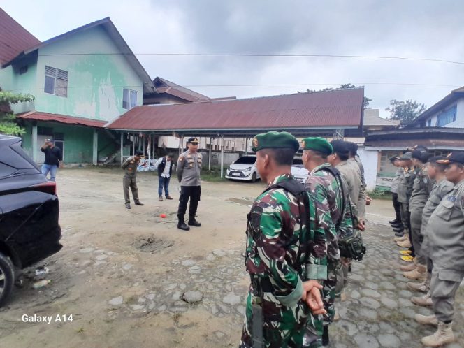 
					Polres Sintang Kawal Penertiban APK Menyongsong Masa Tenang Pilkada Serentak