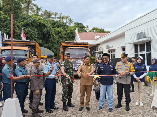 
					Foto: Pj Walikota Sabang bersama Pejabat Forkopimda melakukan pemotongan pita tanda pelepasan logistik Pilkada kota Sabang.