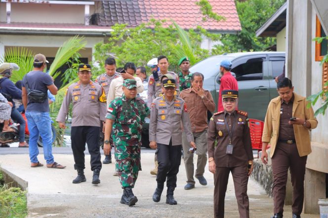 
					Kapolres Sintang, Pamatwil dan Forkopimda Kabupaten Sintang Lakukan Pengecekan TPS
