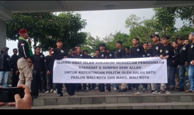 
					Seruan Aksi 411 LFI Menggelar Aksi Demo Menolak Politisasi Agama di Alun-alun Kota Sukabumi