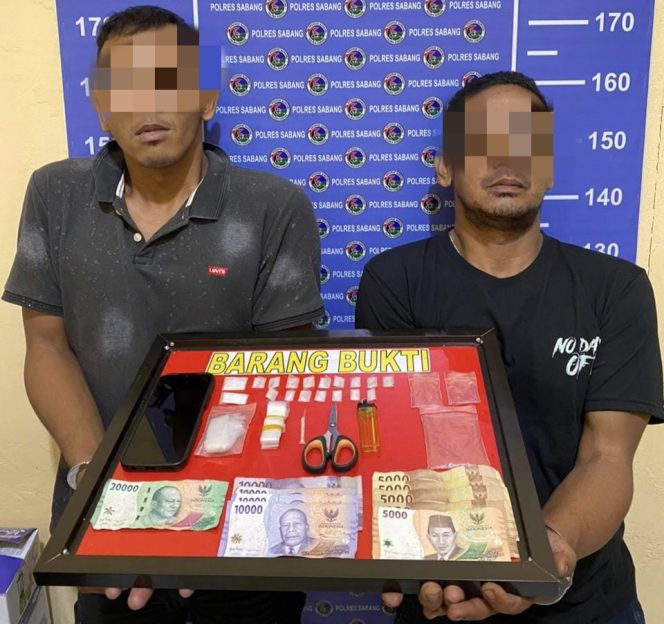 
					Foto: Tersangka IS dan MK bersama barang bukti narkoba saat diamankan Satresnarkoba Polres Sabang.