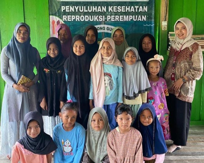 
					Foto: Pengurus YBHA foto bersama anak yang butuh perlindungan.