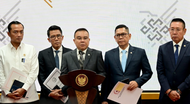 
					Ket photo: Ketua Komisi XI DPR RI, Mukhamad Misbakhun menyampaikan keterangannya kepada awak media di Ruang Sidang Kabinet, Kantor Kepresidenan Jakarta, pada Jumat, 6 Desember 2024. Foto: BPMI Setpres/Rusman.