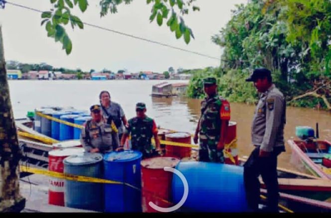 
					48 Drum BBM Jenis Solar Illegal di Desa Tanjung Kecamatan Suhaid, Diamankan Aparat TNI-Polri