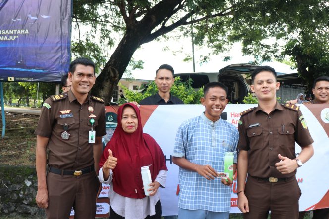 
					Foto: Kasi Intelijen Kejari Sabang Filman Ramadhan, S.H., M.H., bersama stafnya saat membagikan Tumbler dan stiker pada Peringatan Hakordia. 
