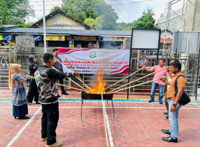 
					Foto: Pelaksanaan pemusnahan Barang Bukti di Kejaksaan Negeri Sabang, Jumat (06/12/2024).