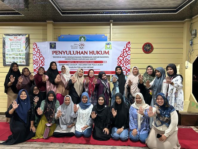 
					Foto: Pengurus YBHA Peutuah Mandiri saat melakukan penyuluhan hukum bagi masyarakat.