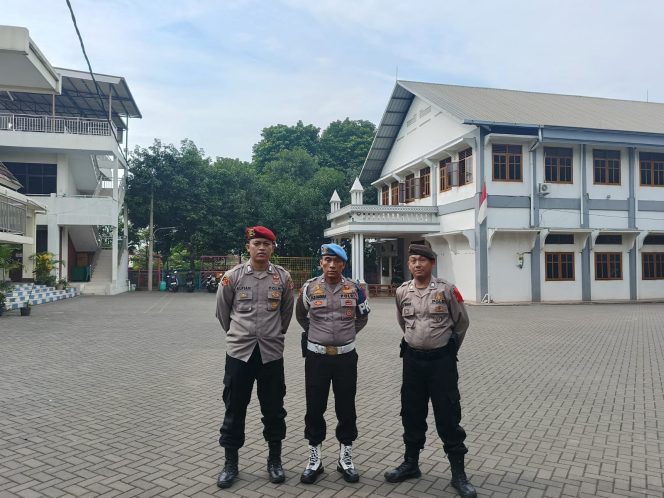 
					Polres Purwakarta Lakukan Pengamanan Ibadah Natal di Gereja HKBP