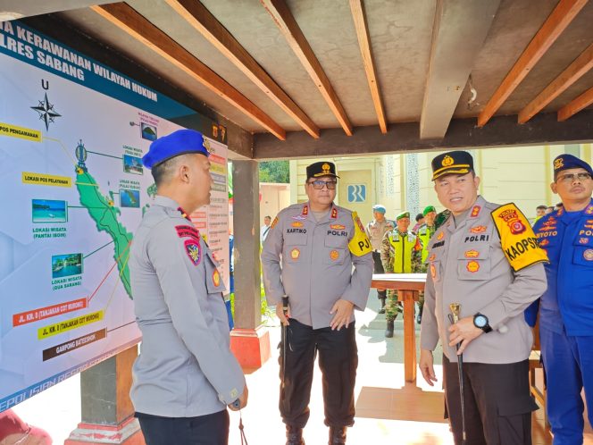 
					Foto: Kapolda Aceh didampingi Kapolres, Komandan Kapal Polisi Wisanggeni-8005 dan Kasat Polairud saat melakukan pengecekan Pos terpadu pelayanan Nataru di Sabang.