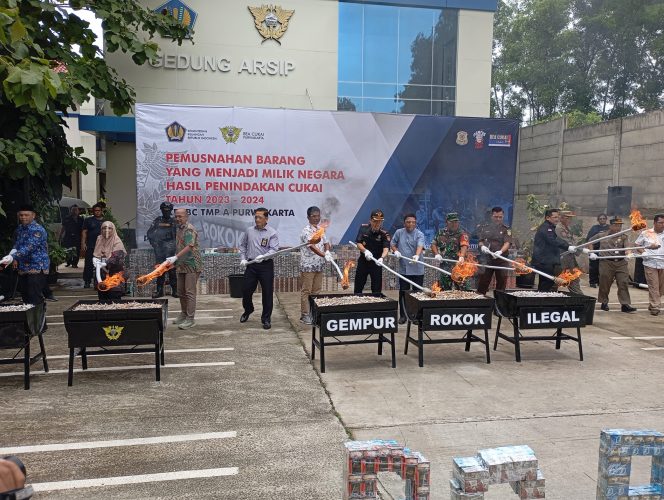 
					Bea Cukai Purwakarta Musnahkan Rokok dan Miras Ilegal