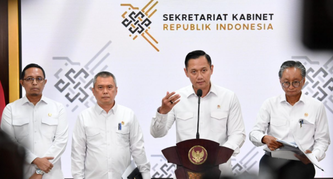 
					Ket photo: Menteri Koordinator Infrastruktur dan Pembangunan Kewilayahan Agus Harimurti Yudhoyono (AHY) memberikan keterangan pers kepada awak media di kompleks Istana Kepresidenan Jakarta, usai mengikuti rapat terbatas yang dipimpin Presiden Prabowo Subianto terkait persiapan menghadapi Nataru, pada Senin, 16 Desember 2024. Foto: BPMI Setpres/Cahyo.