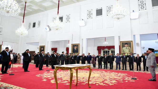 
					Ket photo: Presiden Prabowo Subianto menyaksikan pengucapan sumpah/janji pimpinan dan Dewan Pengawas (Dewas) Komisi Pemberantasan Korupsi (KPK) terpilih untuk masa jabatan 2024-2029 di Istana Negara, Jakarta, pada Senin, 16 Desember 2024. Foto: BPMI Setpres/Cahyo.