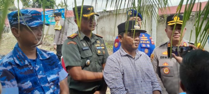 
					Foto: Kapolres Sabang AKBP Erwan, S.H., M.H., didampingi Pj Walikota Sabang Andri Nourman, AP., M.Si., Dandim 0112/Sabang Letkol Pnb Irdhian Krisnayogi dan Komandan Kapal Baharkam Polri Wisanggeni 8005 AKBP Nyoto Saptono, memberi keterangan pers di lokasi penanaman serentak.