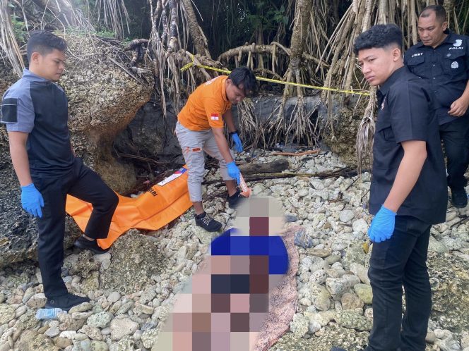 
					Foto: Petugas forensik Polres Sabang saat melakukan olah TKP.