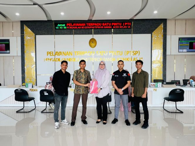 
					Foto: Tim Jaksa Penuntut Umum menyerahkan berkas kasus korupsi anggaran APBG Gampong Balohan Sabang, Jumat (17/01/2025).