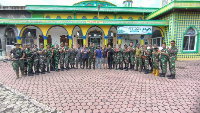 
					Foto: Personel Kodim 0112/Sabang foto bersama masyarakat usai melakukan kegiatan bersih-bersih di Masjid Gampong Ie Meule.