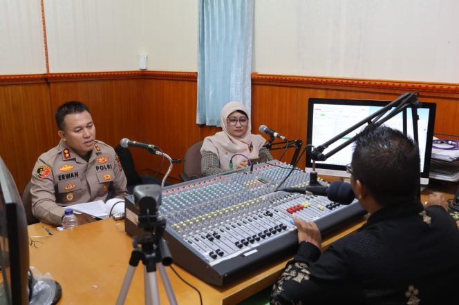
					Foto: Kapolres AKBP Erwan, S,H., M.H., bersama Widya, S.P., M.Si., saat melakukan dialog di RRI Sabang