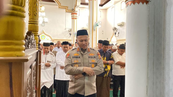 
					Foto: Kapolres Sabang AKBP Erwan, S.H., M.H., Imam Sholat Jumat (24/01/2025) di Masjid Baiturrahim Sabang.