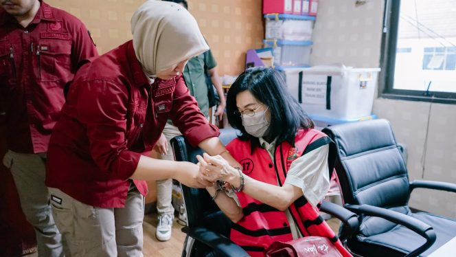 
					JAM Pidsus Serahkan 2 Tersangka dan Barang Bukti Tahap II Gratifikasi Ronald Tannur