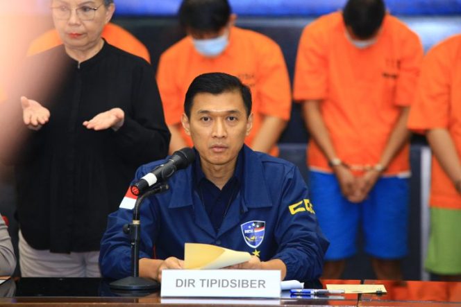 
					Polri Tangkap Pelaku Penipuan AI Deepfake yang Catut Nama Pejabat Negara
