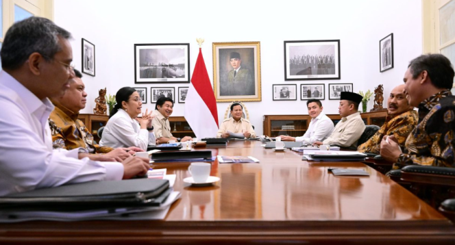 
					Ket photo: Presiden Prabowo Subianto memimpin rapat terbatas dengan sejumlah Menteri Kabinet Merah Putih di Istana Merdeka, Jakarta, pada Selasa, 7 Januari 2025. Foto: BPMI Setpres/Muchlis Jr.