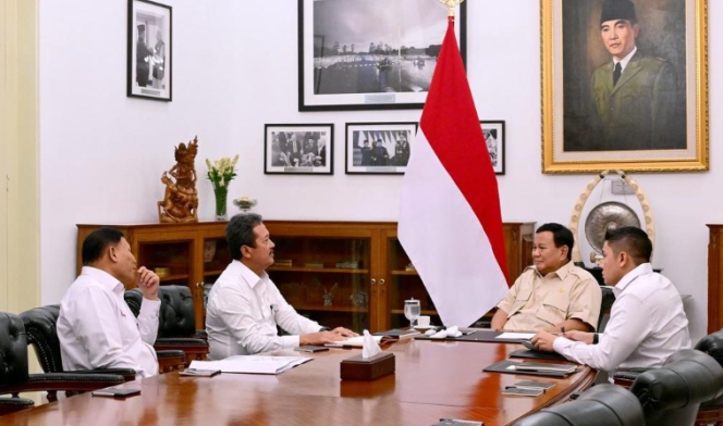 
					Ket photo: residen Prabowo Subianto memanggil Menteri Kelautan dan Perikanan (KKP) Sakti Wahyu Trenggono dan Wakil Menteri KKP Didit Herdiawan di Istana Merdeka, Jakarta, pada Senin, 20 Januari 2025. Foto: BPMI Setpres/Muchlis Jr.