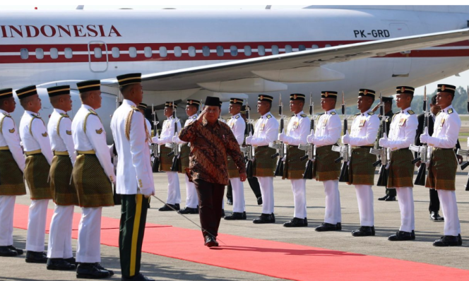 
					Ket photo: Presiden Republik Indonesia, Prabowo Subianto tiba di Bunga Raya Complex, Bandara Internasional Kuala Lumpur, Malaysia, pada Kamis, 9 Januari 2025, sekitar pukul 10.00 waktu setempat (WS). Foto: BPMI Setpres/Jessica.