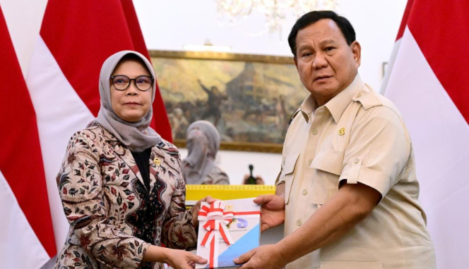 
					Ket photo: Presiden Prabowo Subianto menerima Ikhtisar Hasil Pemeriksaan Semester (IHPS) I Tahun 2024 dari Ketua Badan Pemeriksa Keuangan (BPK) RI, Isma Yatun, di Istana Merdeka, Jakarta, pada Kamis, 2 Januari 2025. Foto: BPMI Setpres/Muchlis Jr.