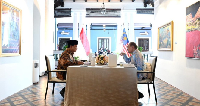 
					Ket photo: Presiden Republik Indonesia, Prabowo Subianto bertemu dengan Perdana Menteri (PM) Malaysia Anwar Ibrahim pada Kamis, 9 Januari 2025, di Rumah Tangsi, Kuala Lumpur, Malaysia. Foto: BPMI Setpres/Kris.