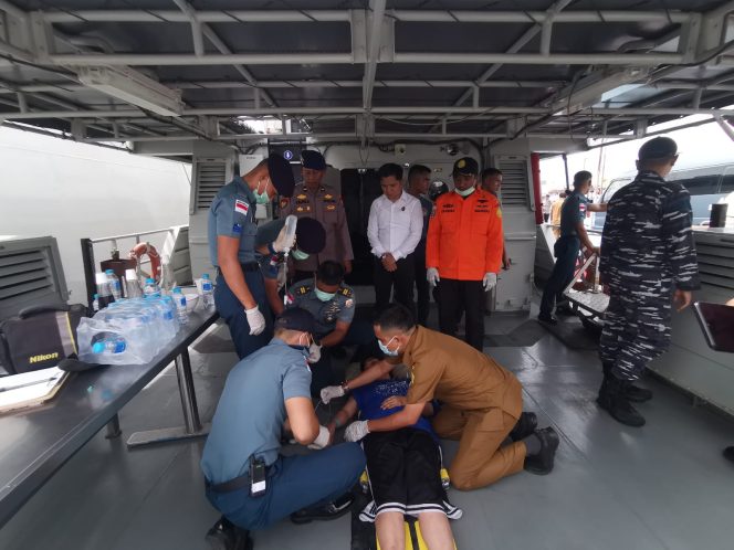 
					Evakuasi Korban Selamat Oleh KRI Siwar Laka Laut Di Perairan Internasional