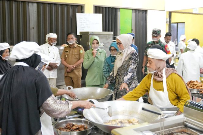 
					Foto: Pj Walikota Sabang bersama pejabat Forkopimda meninjau langsung dapur pengolahan makanan bergizi, sehat dan gratis bagi anak sekolah.