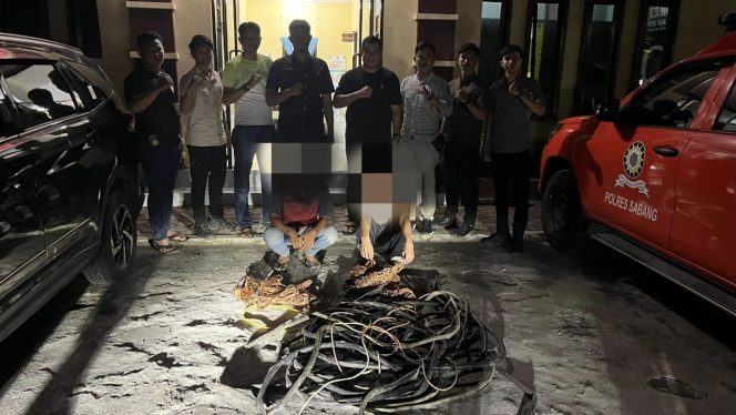 
					Foto: Kedua pelaku dan barang bukti saat digiring ke Mapolres Sabang.